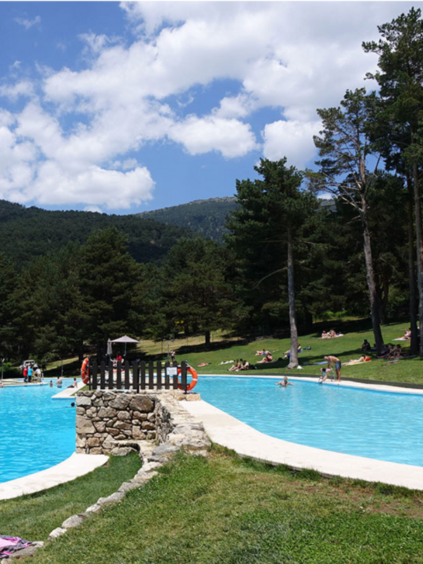 Piscinas de Las Berceas en Cercedilla con montañas al fondo