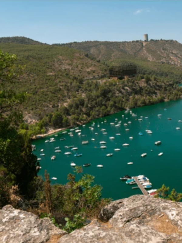 Vista de la Playa del Bolarque con agua turquesa