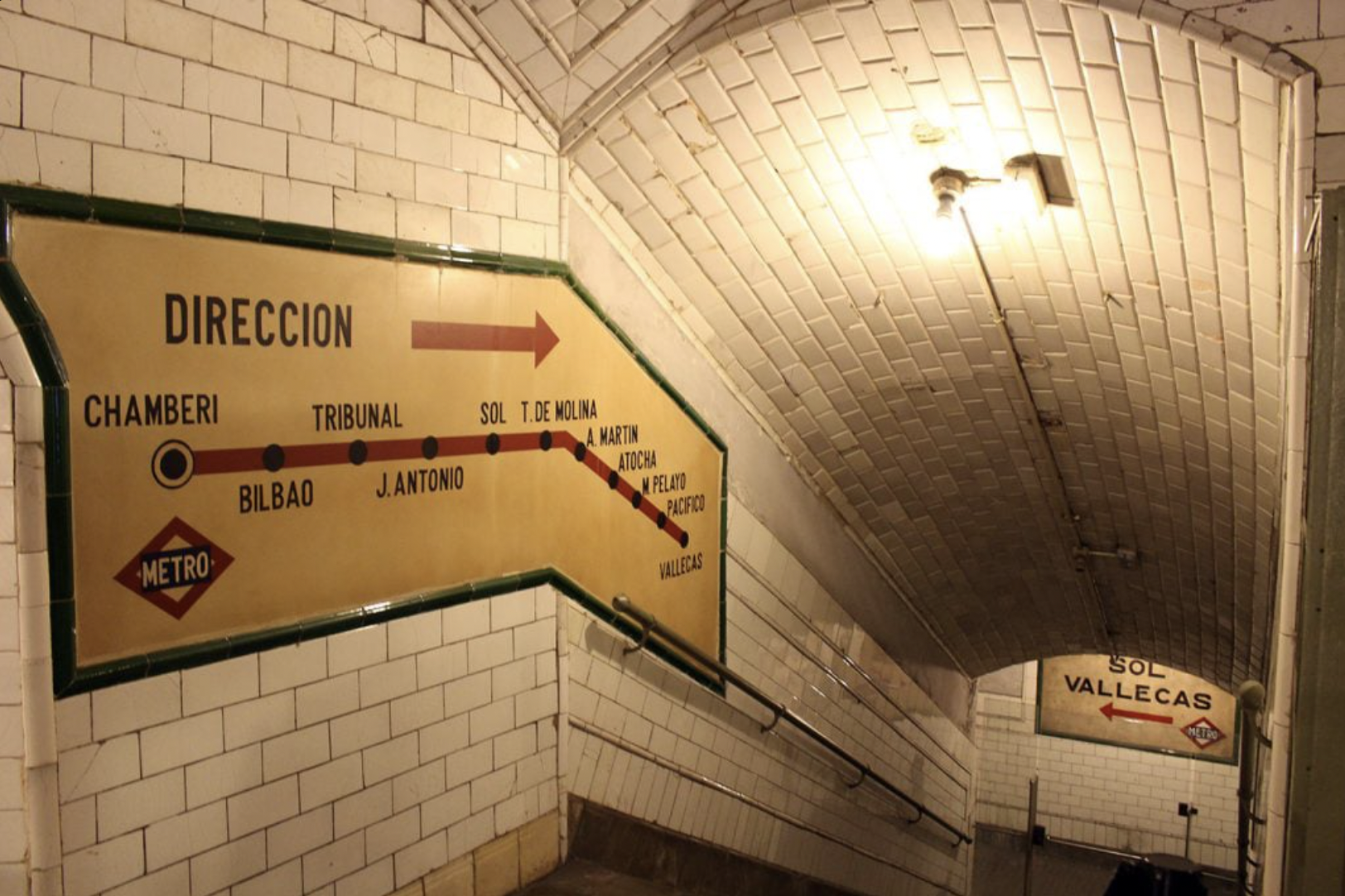 Carteles publicitarios de cerámica antiguos