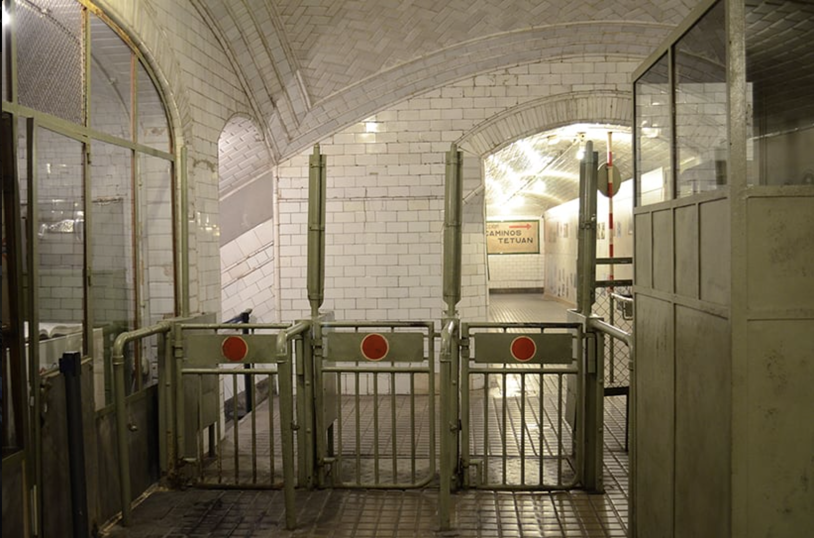 Detalle de los azulejos y decoración de la estación fantasma